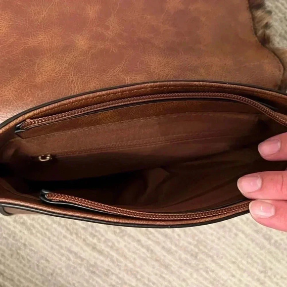 Leopard crossbody purse with faux SOFT fur on flap - Picture 3 of 6